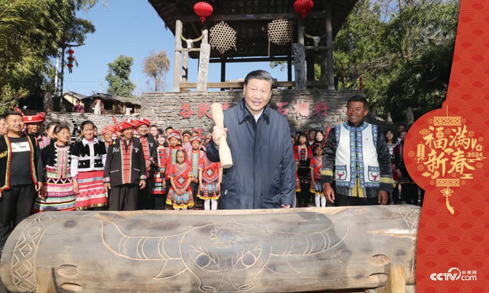 2020年1月19日，習(xí)近平總書記來到騰沖市清水鄉(xiāng)三家村中寨司莫拉佤族村看望鄉(xiāng)親們，走進(jìn)村民家中了解脫貧攻堅(jiān)情況，并向大家送上新春祝福。
