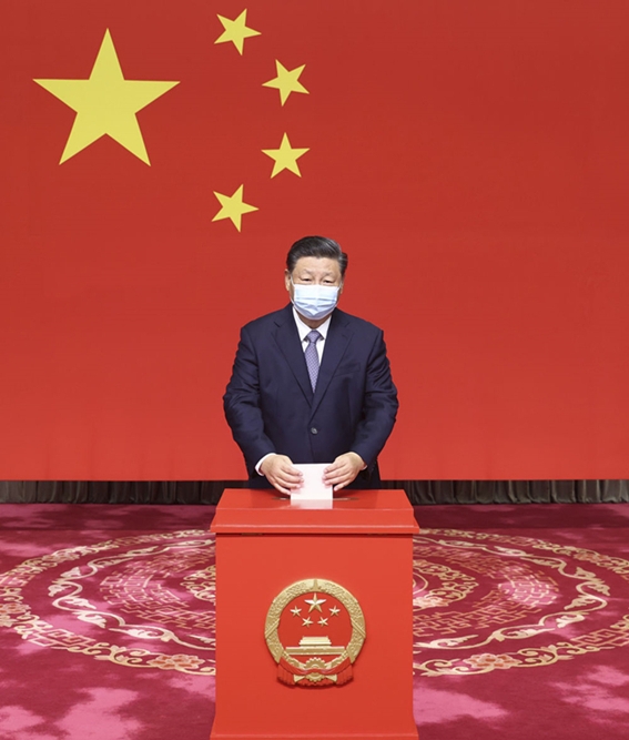 2021年11月5日，習(xí)近平在北京市西城區(qū)中南海選區(qū)懷仁堂投票站參加區(qū)人大代表選舉投票。