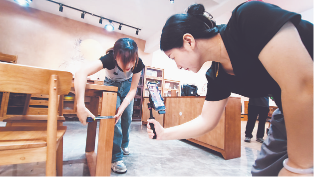 鏈接代工廠直播銷售忙