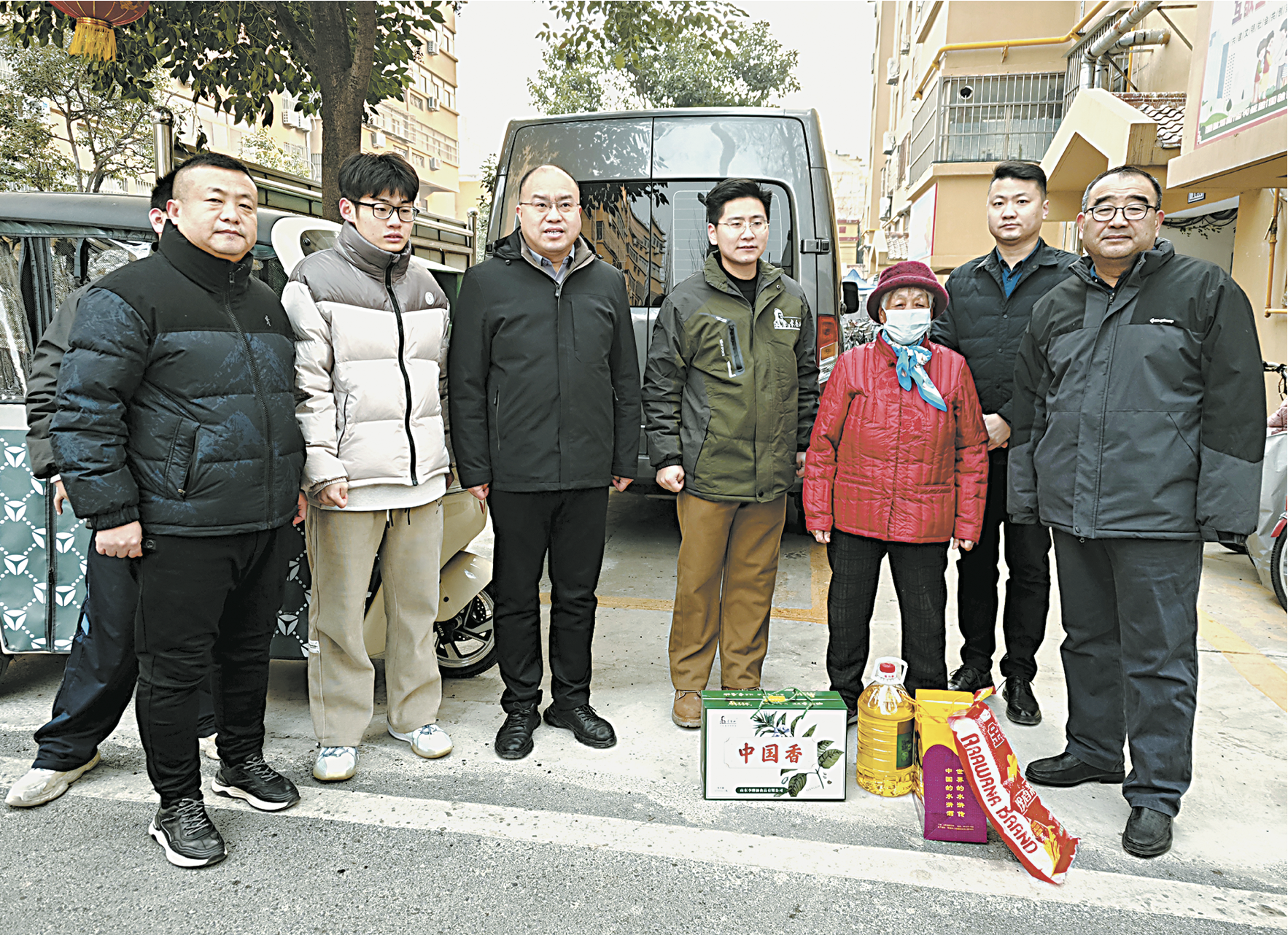 “愛心年貨”進(jìn)家門，新春關(guān)懷暖人心