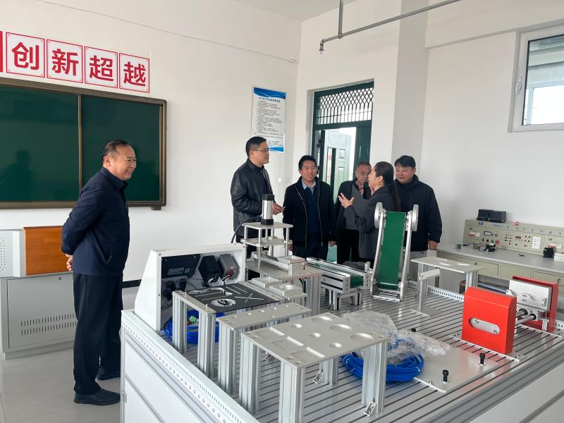 聚焦職業(yè)教育發(fā)展，鄧文舉副局長(zhǎng)深入院校調(diào)研
