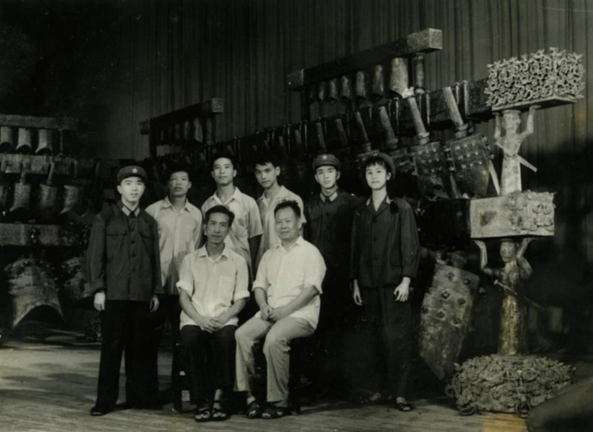 考古樂團(tuán)合影(前排左起黃翔鵬、王湘。后排左起路兵、昌占柱、馮光生、王原平、歐陽朝正、鄧.jpg